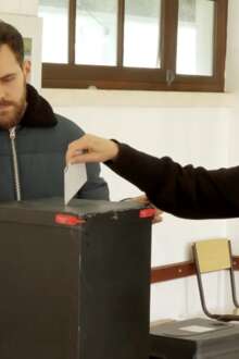 Mesmo com a água a subir, deixaram a vigia para votar no Casal Marachão, em Soure